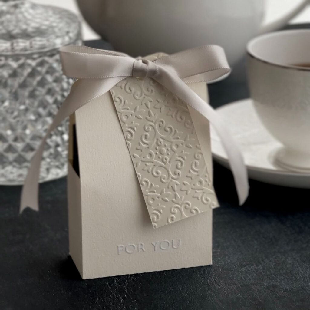 カッティングマシンで作った紅茶ギフト用の紙バッグ