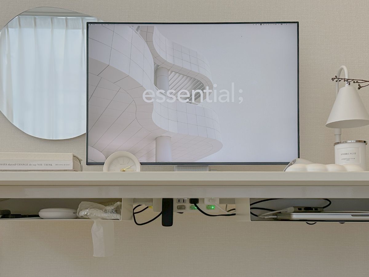 sp-fullwide-image デスク下の配線整理と電源タップの収納状態