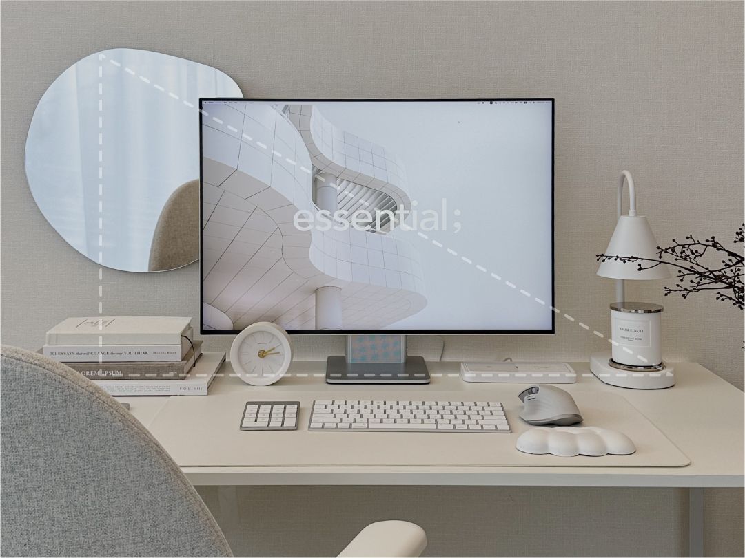 sp-fullwide-image 三角構成でディスプレイしたデスク