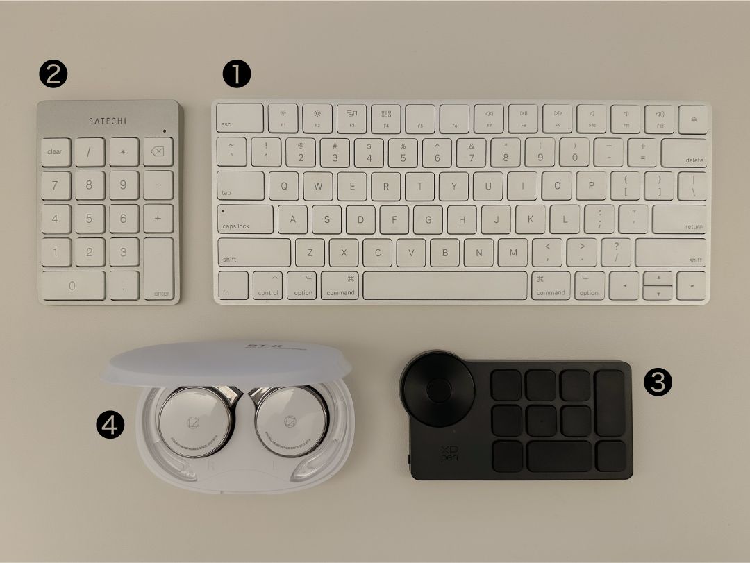 sp-fullwide-image MacキーボードとSatechiテンキー、XP-Penデバイスを並べた作業デスク
