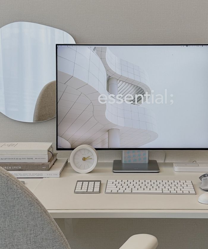 白基調のインテリアで整えたデスクセットアップ全体