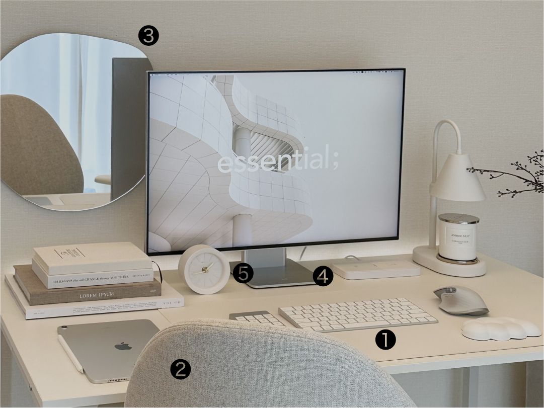 sp-fullwide-image Macモニターと丸いミラーを配置した白いデスクのインテリア