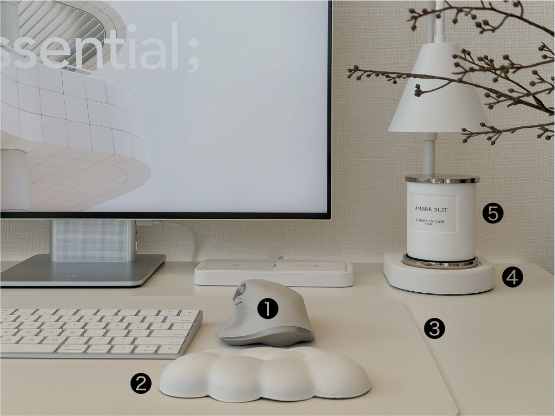 sp-fullwide-image 白いデスク上のマウスとキャンドルライト、キャンドルを並べた作業スペース