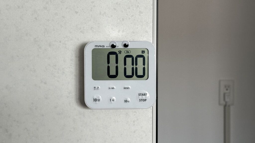 キッチンに置かれた白のキッチンタイマー